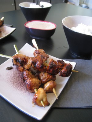 Les brochettes de poulet, accompagnées de la sauce satay et de riz thaï