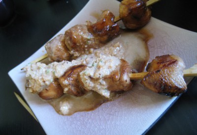 Les brochettes de poulet nappées de sauce... un peu trop tiède :D