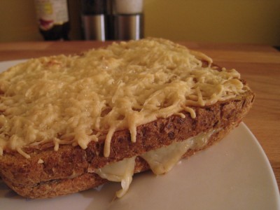 Le croque-monsieur cuit au four avec du gruyère n'est pas sec, mais moelleux !