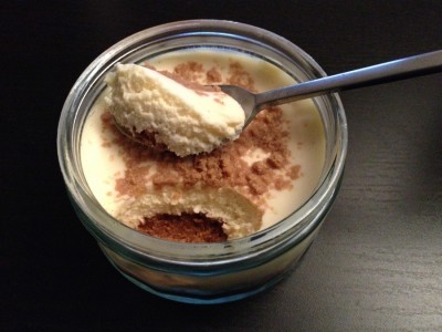 La base speculoos est au fond, la mousse parsemée d'éclats de speculoos au dessus