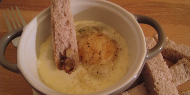 Oeuf cocotte et pain aux noix