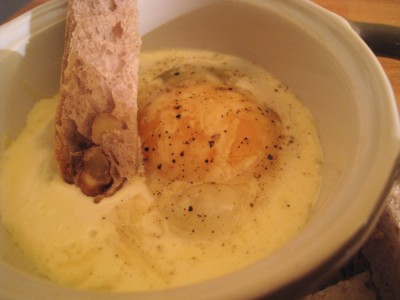 Oeuf cocotte champignons comté avec du pain aux noix