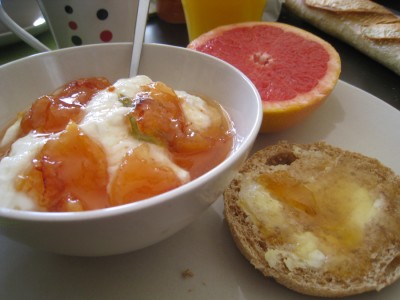 Fromage blanc du marché, à la confiture peche blanche et verveine maison