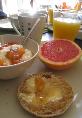 Idée de brunch - tartines, pamplemousse et fromage blanc à la confiture