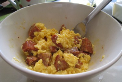 Oeufs brouillés au chorizo, parfaits pour le brunch