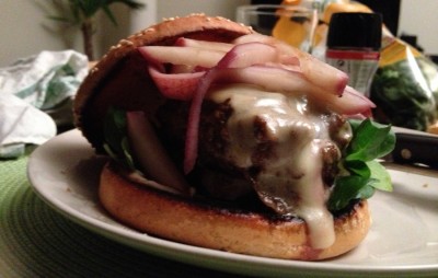 Saint nectaire et poires pochées au vin, un des burgers des recettes du camion qui fume