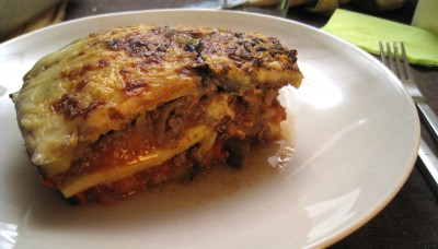 Une part de moussaka, qui se tient bien en plus !