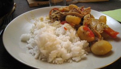 Red curry avec beaucoup de riz