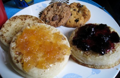 idée de brunch, crumpets et confiture, cookies