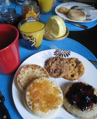 Brunch du dimanche : partie sucrée avec crumpets et confiture