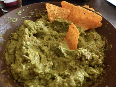 Le guacamole : avocat, épices et chips de maïs