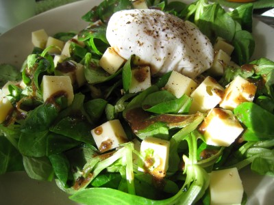 Salade de mâche, fromage et oeuf poché