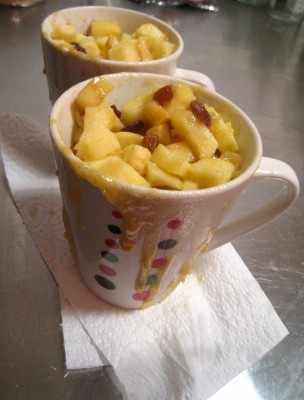 Mugcake sucré pomme, raisins et cannelle